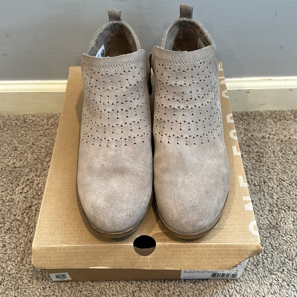 TOMS Delia desert taupe suede radial perf/farren bootie - Picture 4 of 8